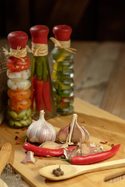 辣椒和大蒜对木菜板. — 图库照片