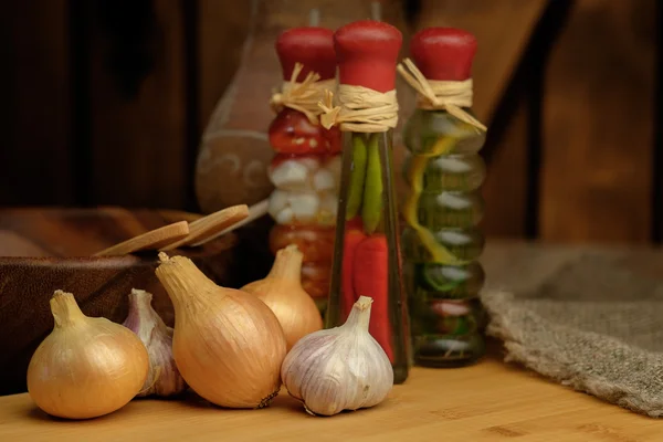 Onions and garlic on a wooden table. — Stock Photo, Image