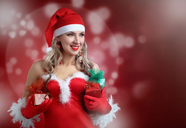 Hermosa chica con ropa de Santa Claus con regalo de Navidad i —  Fotos de Stock