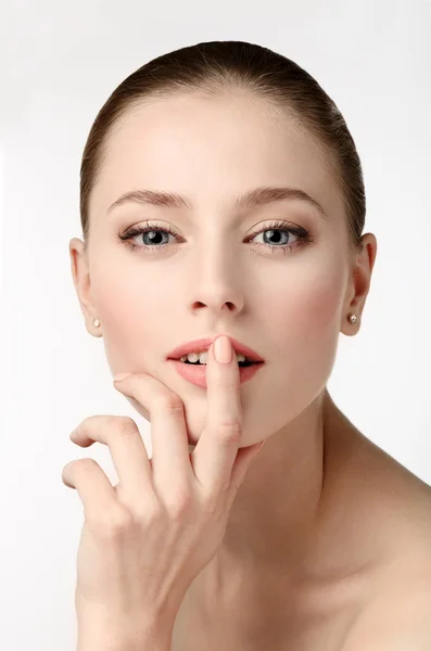 Retrato de Beleza. Mulher bonita tocando seus lábios. Perfeito Fres — Fotografia de Stock