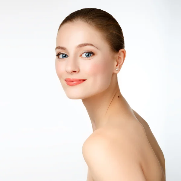 Porträtt av en vacker ung flicka modell med ren hud och blu — Stockfoto