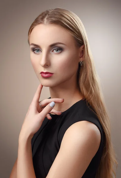 Retrato de Beleza. Mulher bonita tocando seu rosto. Perfeito Fres — Fotografia de Stock