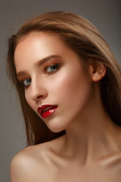 Caliente mujer joven modelo con sexy brillante rojo labios maquillaje, fuerte e —  Fotos de Stock