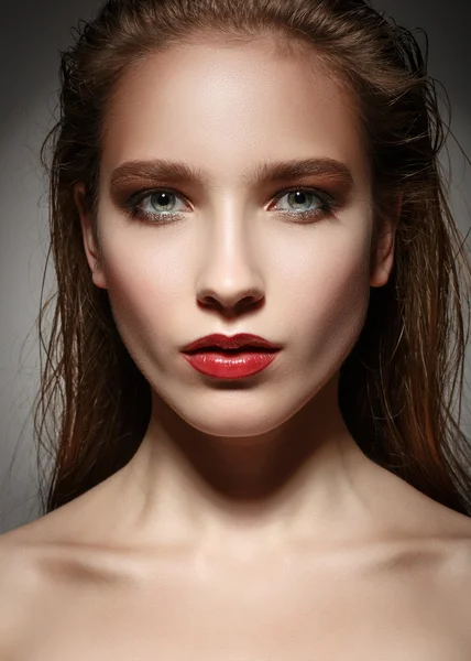 Glamor closeup portrait of beautiful sexy stylish caucasian youn — Stock Photo, Image