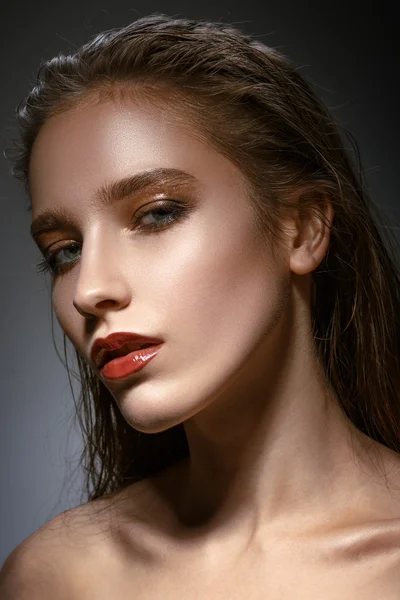 Hot young woman model with sexy bright red lips makeup, strong e — Stock Photo, Image