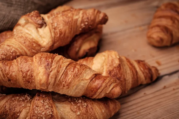 Algunos croissants en una superficie de madera —  Fotos de Stock