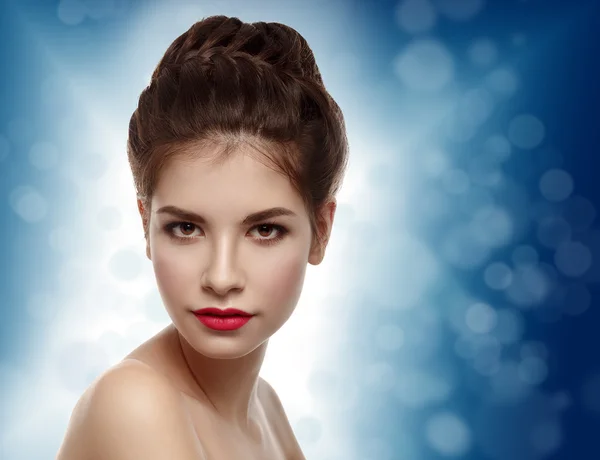 Beautiful model with elegant hairstyle. Christmas background. Wi — Stock Photo, Image