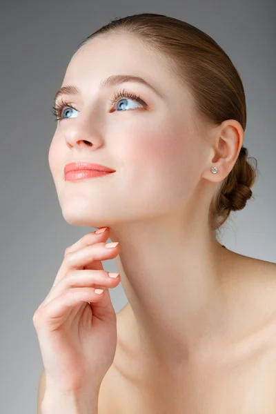 Beautiful Woman Touching her neck. Smiling girl with blue eyes. — Stock Photo, Image