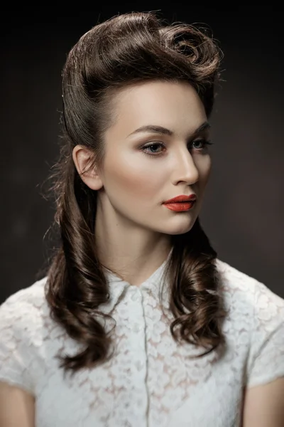 Retro portrait of a beautiful girl with hairstyle and red lips — Stock Photo, Image