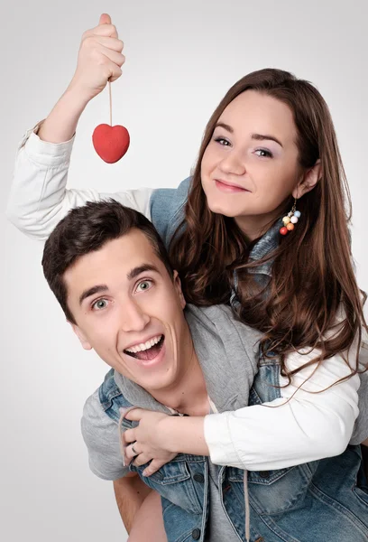 Couple Valentin. Portrait de sourire beauté fille et son handso — Photo