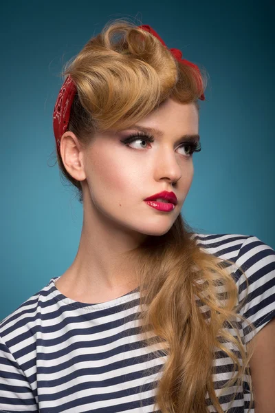 Portret van een mooie blonde met rode sjaal op het hoofd. — Stockfoto