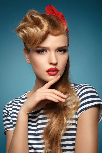 Porträt einer schönen Blondine mit rotem Schal auf dem Kopf — Stockfoto