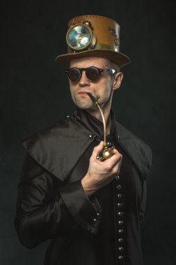 Steampunk adam pipo şapkalı.