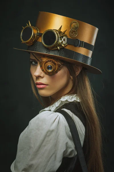 Nahaufnahme Porträt eines schönen Mädchens Steampunk, Hut und Augenmuschel. — Stockfoto