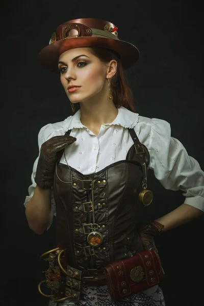 Retrato de una hermosa mujer steampunk sobre fondo oscuro . —  Fotos de Stock