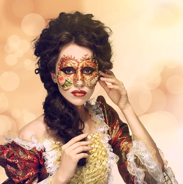 Máscara veneziana. Mulher bonita em vestido vintage e uma máscara em oi — Fotografia de Stock