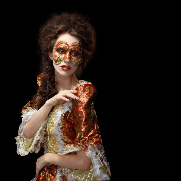 Venetiaanse masker. Mooie vrouw in vintage kleding en een masker op Hallo — Stockfoto