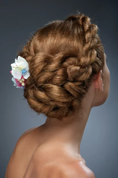 Vue arrière de belle coupe de cheveux avec des fleurs — Photo