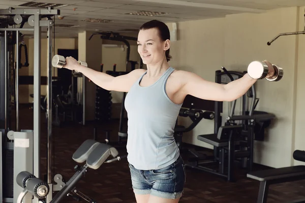 Mujer joven atlética haciendo un entrenamiento de fitness —  Fotos de Stock