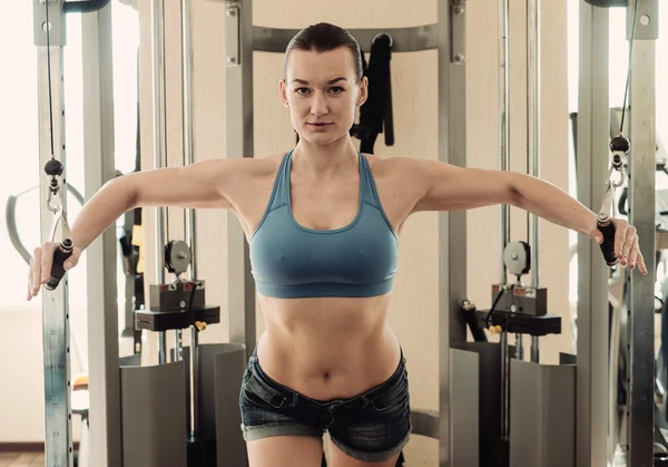 Athletic sexig ung kvinna gör en fitnessutövaren — Stockfoto