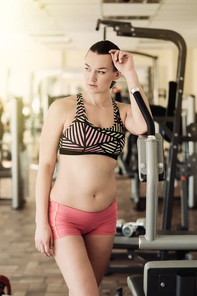 Sportliche junge Frau beim Fitnesstraining — Stockfoto