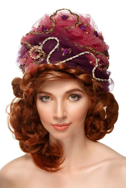 Menina ruiva bonita em uma cobertura para a cabeça . — Fotografia de Stock