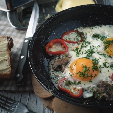 Kırsal kesimde kahvaltıda sahanda yumurta.