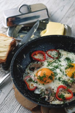 Kırsal kesimde kahvaltıda sahanda yumurta.