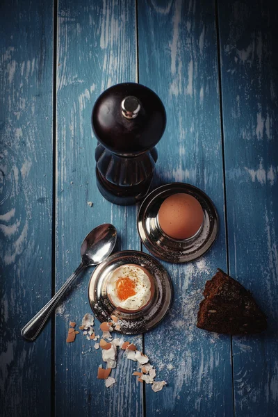 Gotowane jajko na śniadanie na drewnianym stole. — Zdjęcie stockowe