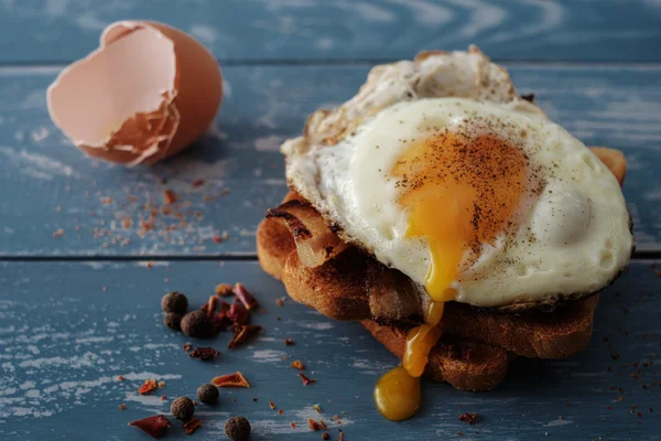Śniadanie - kanapka z jajkiem i boczkiem — Zdjęcie stockowe