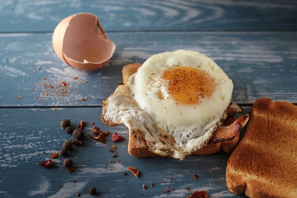 Café da manhã - sanduíche com ovo frito e bacon — Fotografia de Stock