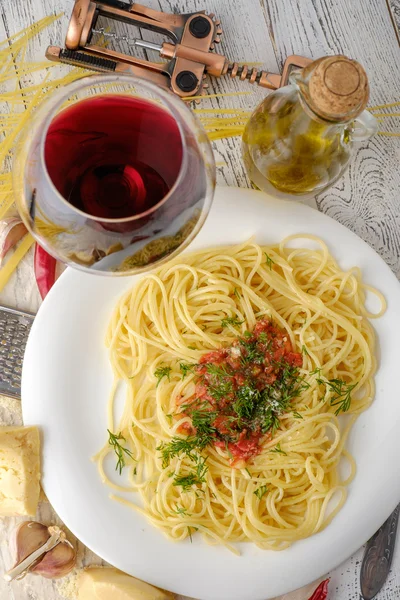 Włoskie makarony gotowane w stylu rustykalnym z sosem świeże Tom — Zdjęcie stockowe