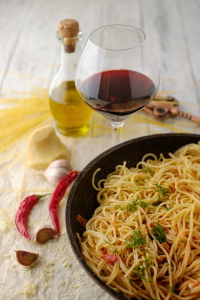 Makaron spaghetti w airon patelni z czosnkiem, pomidorami i sp — Zdjęcie stockowe