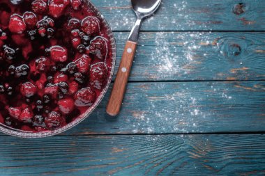 Berry pie ahşap bir masa üzerinde