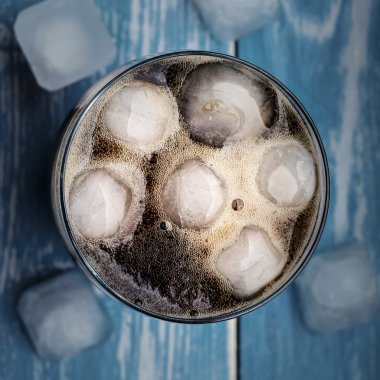 Cola üstten buzlu cam.