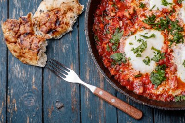 Domates, sosis ve Yeşiller ile bir tavada kızarmış yumurta