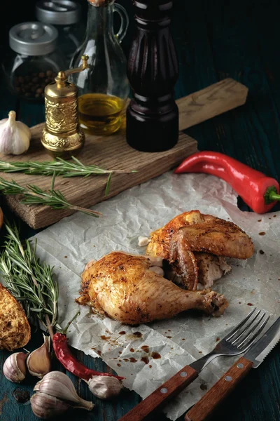 Poulet rôti aux épices et herbes sur une table en bois . — Photo