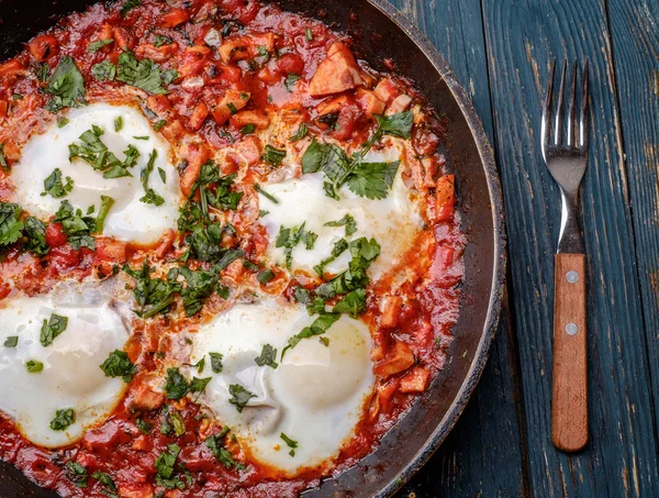 Huevos fritos en una sartén con tomates, salchichas y verduras — Foto de Stock