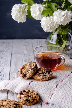 Fincan çay ve fındık ve kuru üzüm kurabiyeleri.