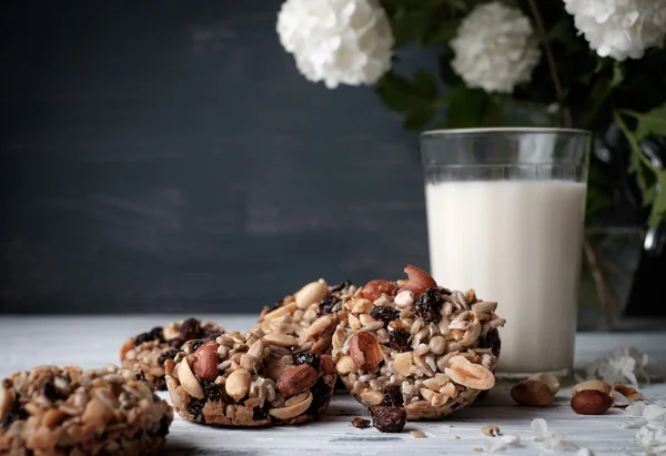 Glas Milch und Kekse aus Nüssen und Rosinen — Stockfoto