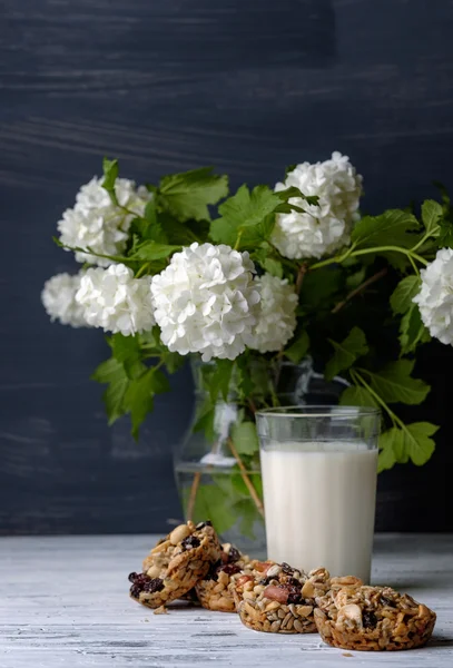 Glas Milch und Kekse aus Nüssen und Rosinen — Stockfoto