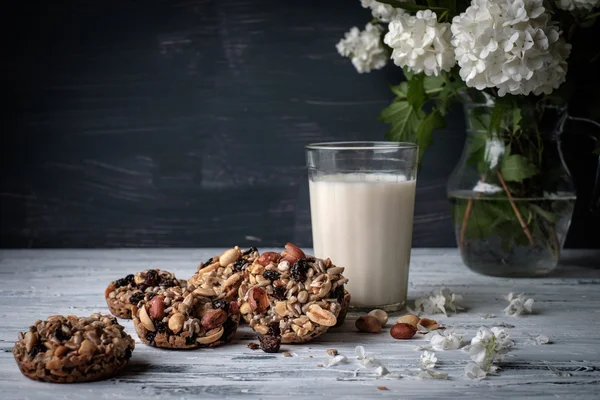 Vaso de leche y galletas de frutos secos y pasas —  Fotos de Stock