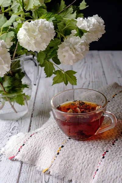 Coupe de thé aux fleurs sur une table en bois. Style rustique — Photo