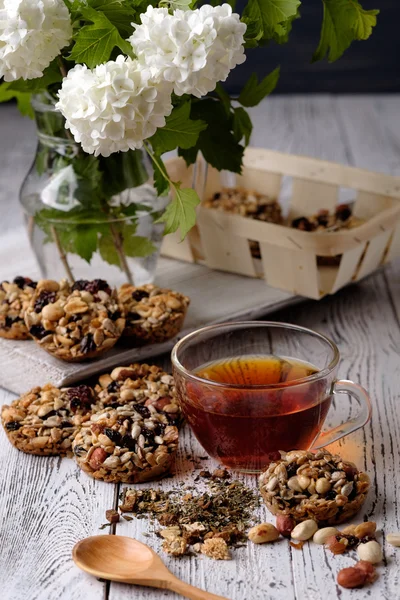 Tasse Tee und Kekse aus Nüssen und Rosinen. — Stockfoto