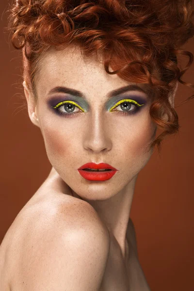 Κοκκινομάλλα. Όμορφο κορίτσι με φωτεινό μακιγιάζ — Φωτογραφία Αρχείου