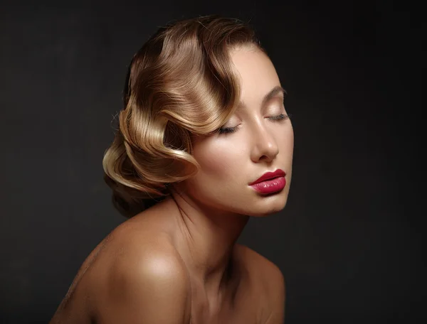 Portrait of a beautiful girl on a dark background. — Stock Photo, Image