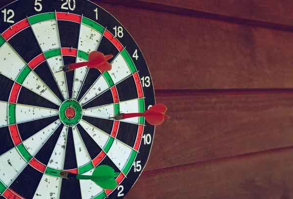 Darts über hölzernen Hintergrund. Pfeile verfehlten Ziel — Stockfoto