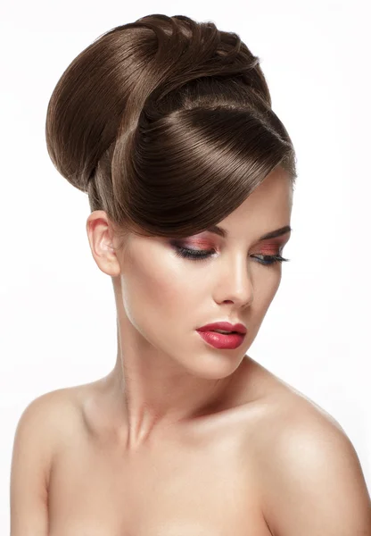 Hermosa mujer con peinado de boda de moda y maquillaje colorido — Foto de Stock