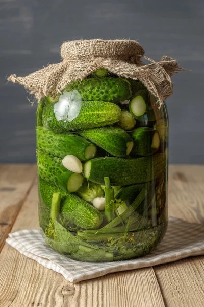Jar Pickles på träbord — Stockfoto