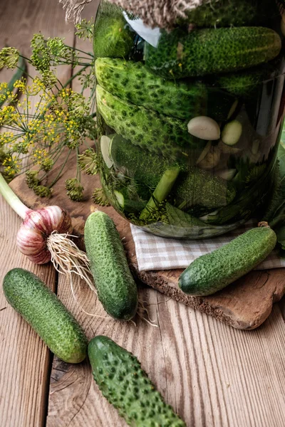 Glas mit Essiggurken auf Holztisch — Stockfoto